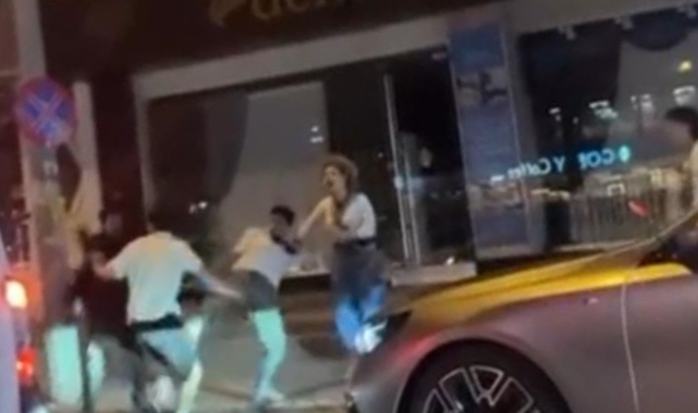 Gençler caddeyi boks ringine çevirdi