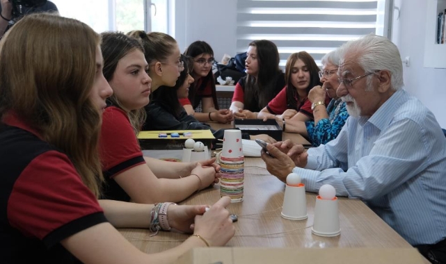 Huzurevi sakinleri ile liseli gençler bir araya geldi