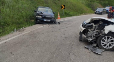 İki otomobil kafa kafaya çarpıştı: 3 yaralı