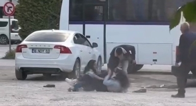 İnegöl'de iki genç kızın kavgası kamerada