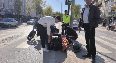 Kaza yapan motosikletteki 2 kişi yaralandı