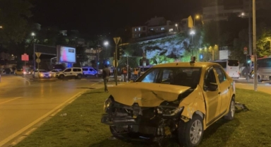Kırmızı ışıkta geçen otomobil taksiye çarptı: 7 yaralı