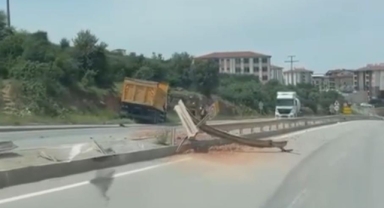 Kontrolden çıkan kamyon bariyerleri aşıp karşı yöne daldı