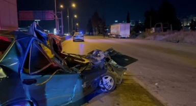 Kontrolden çıkan otomobil önce tıra çarptı
