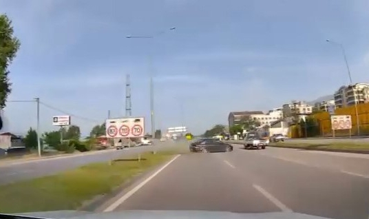 Lastiği patlayan otomobil karşı şeride uçtu