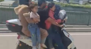 Motosiklete 5 kişi binen aile yürekleri ağza getirdi