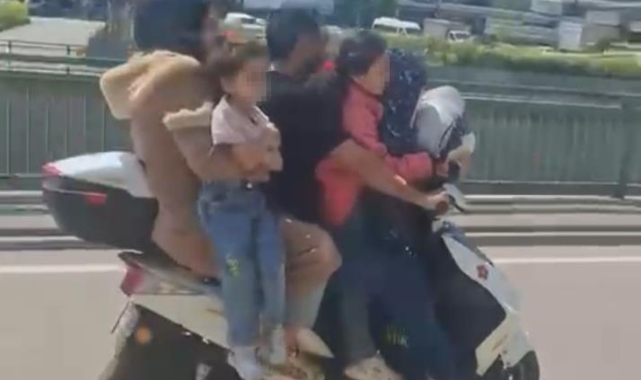 Motosiklete 5 kişi binen aile yürekleri ağza getirdi