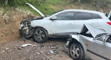 Otomobil ile SUV kafa kafaya çarpıştı: 3 yaralı