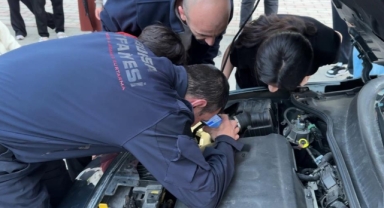 Otomobilin motoruna giren kedi, 2 saatte çıkarıldı