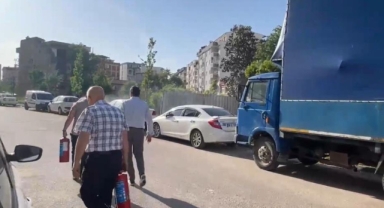 Park halindeki otomobil alev alev yandı