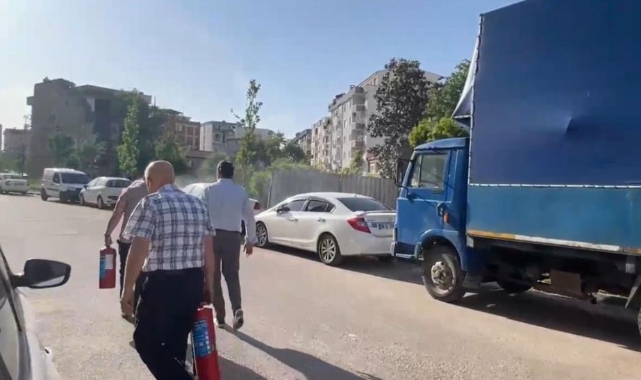Park halindeki otomobil alev alev yandı
