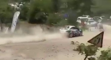 Ralli aracı seyircilerin bulunduğıu alana savruldu
