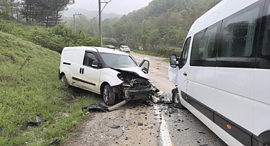 Servis minibüsü ile hafif ticari araç çarpıştı: 13 yaralı