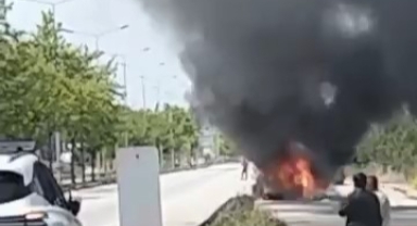 Seyir halindeki otomobil alev alev yandı
