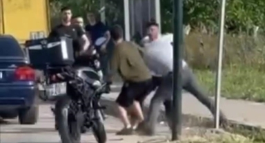Trafik durdu yumruklar havada uçuştu