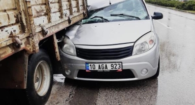 Yağışta kayan otomobil kamyona çarptı: 1 yaralı