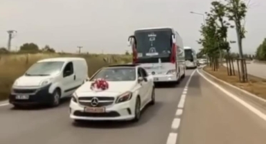 Yolcu otobüsü'nü düğün aracı yaptılar!