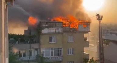 5 katlı binanın çatı katı alevlere teslim oldu