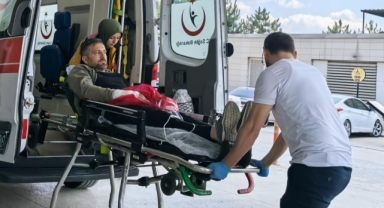 Ağaç keserken motorlu testere ile elini kesti