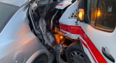 Ambulans ile çarpışan otomobilde can pazarı