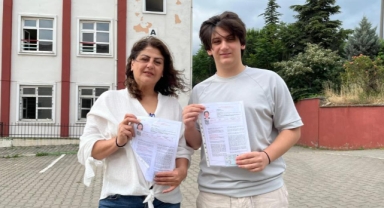 Anne oğul aynı okulda sınava girdiler