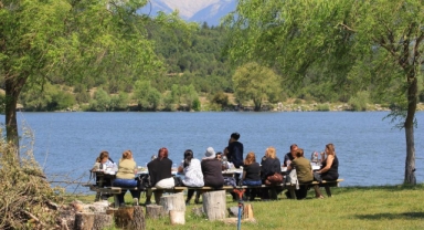Babaannesinin tarlasına tesis kurdu turistleri ağırlıyor