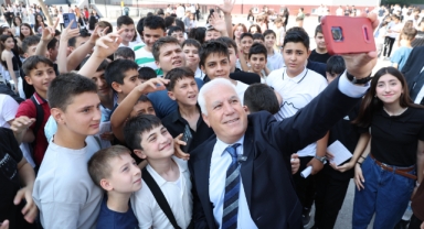 Başkan Bozbey, öğrencilerin karne sevincine ortak oldu