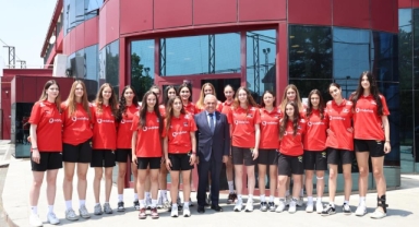 Başkan Özdemir’den genç voleybolculara ziyaret