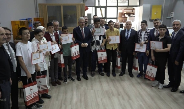 Bursa'da 656 bin 200 öğrenci karne heyecanı yaşadı