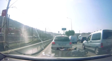 Bursa'da yoğun trafikte iki motosikletli böyle çarpıştı