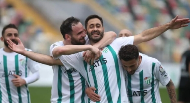 Bursaspor, üç futbolcu ile yollarını ayırdı