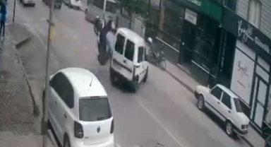 Ehliyetsiz sürücünün yaptığı kaza kameraya yansıdı