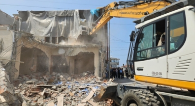 İki katlı kaçak bina yıkıldı