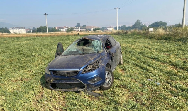 İnegöl'de kontrolden çıkan otomobil tarlaya uçtu