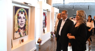 İpek böceği kozaları usta oyuncuların fotoğraflarını süsledi