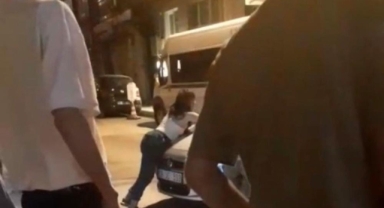 Kaputa asılan kadın araçla birlikte sürüklendi