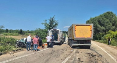 Karacabey'de kamyon ile otomobil çarpıştı: 1 ölü