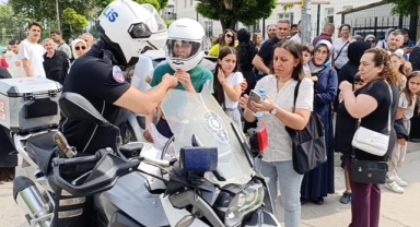 Kimliğini düşüren gencin imdadına polisler yetişti