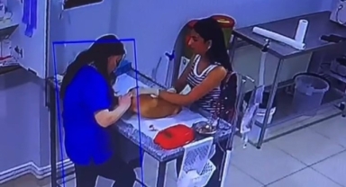 Klinikte köpeğini tedavi ettiren kadın bayıldı