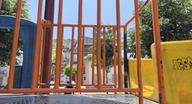 Küçük çocuk Oyun parkının korkuluklarına sıkıştı