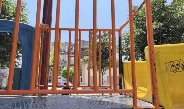 Küçük çocuk Oyun parkının korkuluklarına sıkıştı