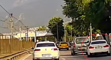 Makas atan sürücü kameraya yakalandı