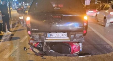 Motosiklet sürücüsü aracın altına girdi: 1 yaralı