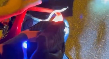 Motosikletin içine giren yılanı tek hamlede çıkardı