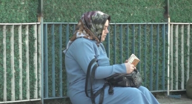 Onlar içeride, aileleri dışarıda ter döktü
