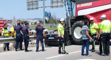 Otomobil freni kilitlenen biçerdöverin altına girdi: 2 yaralı
