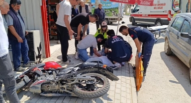 Otomobilin çarptığı motosikletli yaralandı