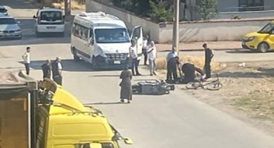 Servis minibüsüyle çarpışan motosikletli yaralandı