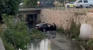 Su kanalında otururken aracın altında kaldı