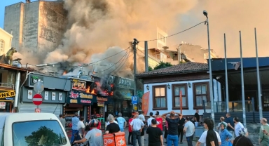 Tarihi semtte çıkan yangın söndürüldü